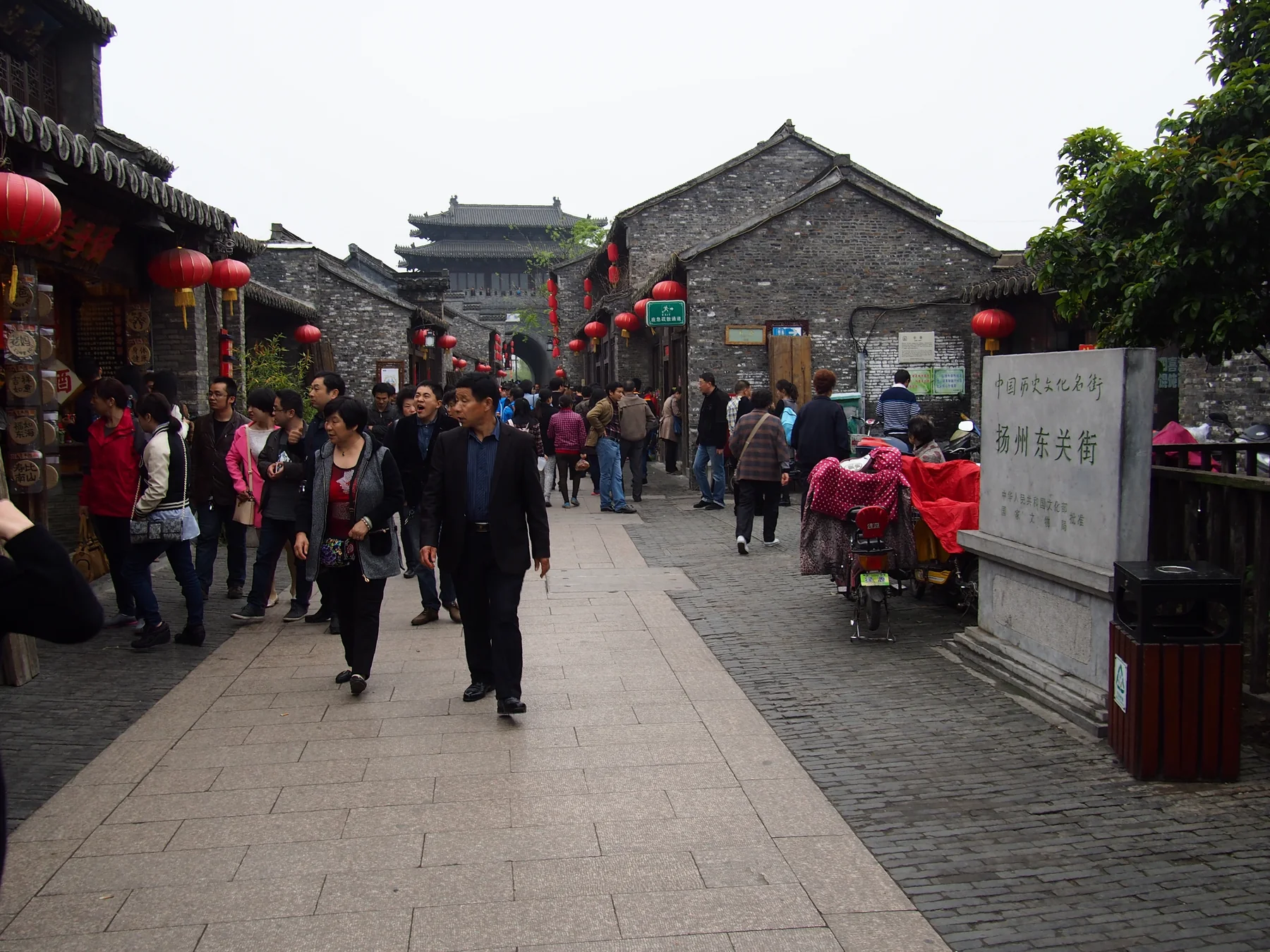 扬州东关街的灰砖店铺、红灯笼与街上游人