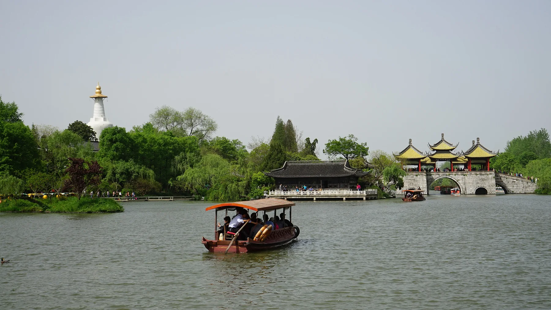 扬州瘦西湖上的游船，远处是五亭桥与白塔